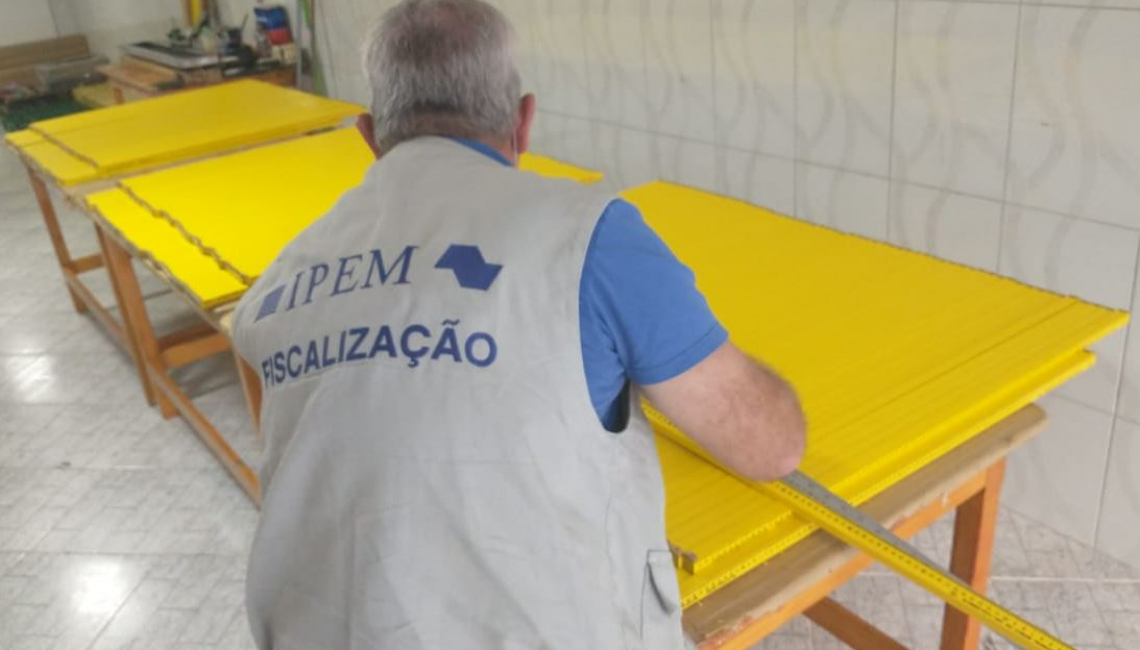 Ipem-SP verifica metro comercial no fabricante na Vila Maria, região norte da capital 